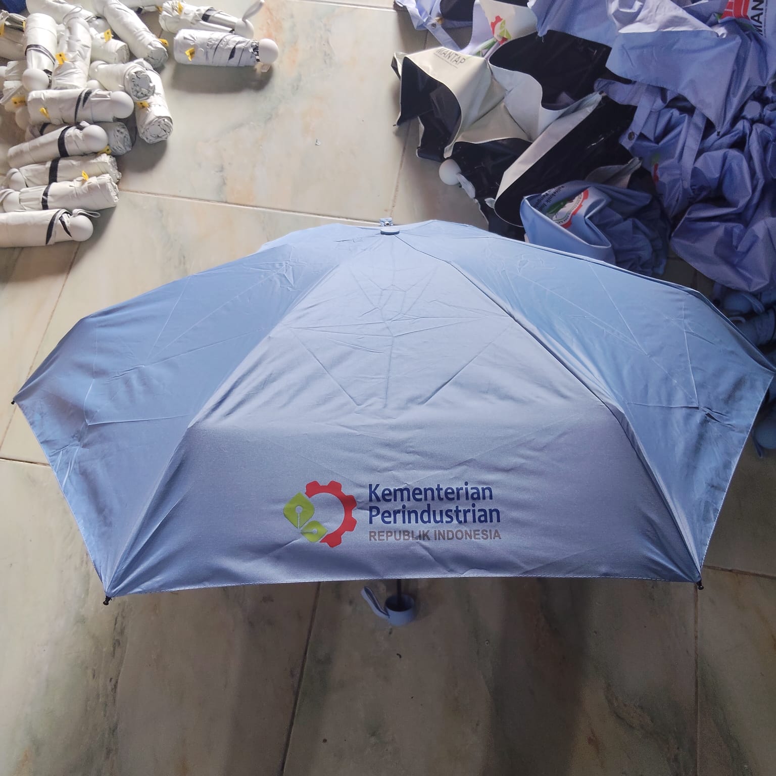 Payung custom biru Kementerian Perindustrian — Sekar Printing