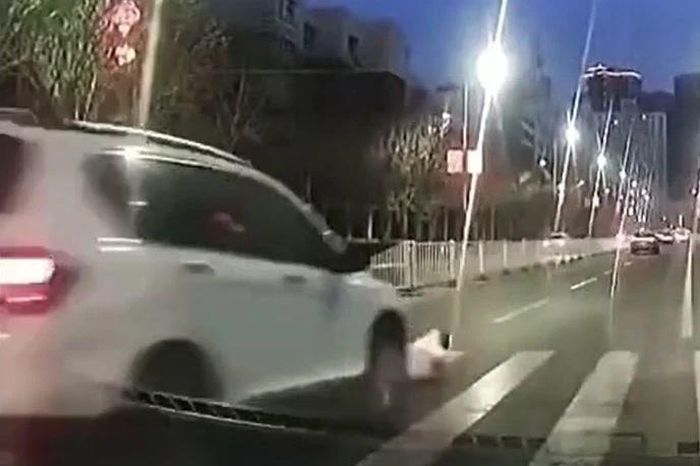 Trượt chân khi băng qua đường, cô gái bị ô tô va trúng vẫn thoát nạn khó tin - Tạp chí Doanh Nghiệp Việt Nam