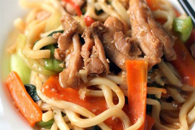 Mì Udon Xào Thịt Gà Rau Củ