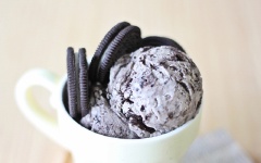 Cho kem ra ly, trang trí thêm bánh oreo để món kem thêm bắt mắt. Chúc các bạn thành công với món kem này nhé!