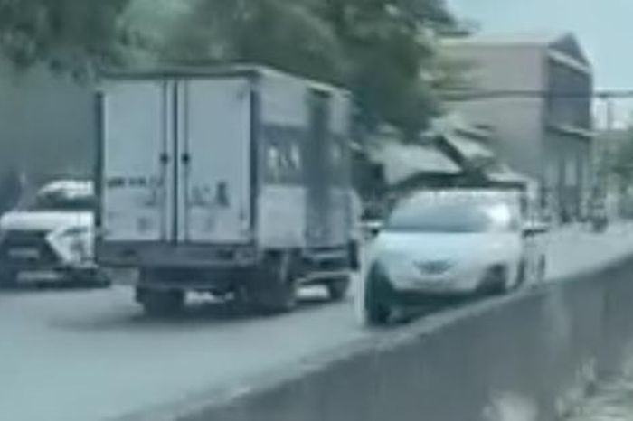 Xe tải ngang nhiên chạy ngược chiều trên đường Liên Phường, TPHCM - Báo Người Lao Động