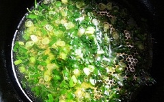 Bắc nồi lên bếp cùng với nước mỡ gà (có thể thêm 2 muỗng canh dầu ăn), đun nóng dầu, cho gừng băm nhỏ, hành lá vào, xào sơ qua 1 - 2 phút. Hành vừa chín tới là tắt bếp. Trút hết phần mỡ hành vào đĩa nước hấp thịt gà vừa nãy. Lấy muỗng múc nước mỡ hành rưới lên trên thịt gà là xong rồi.