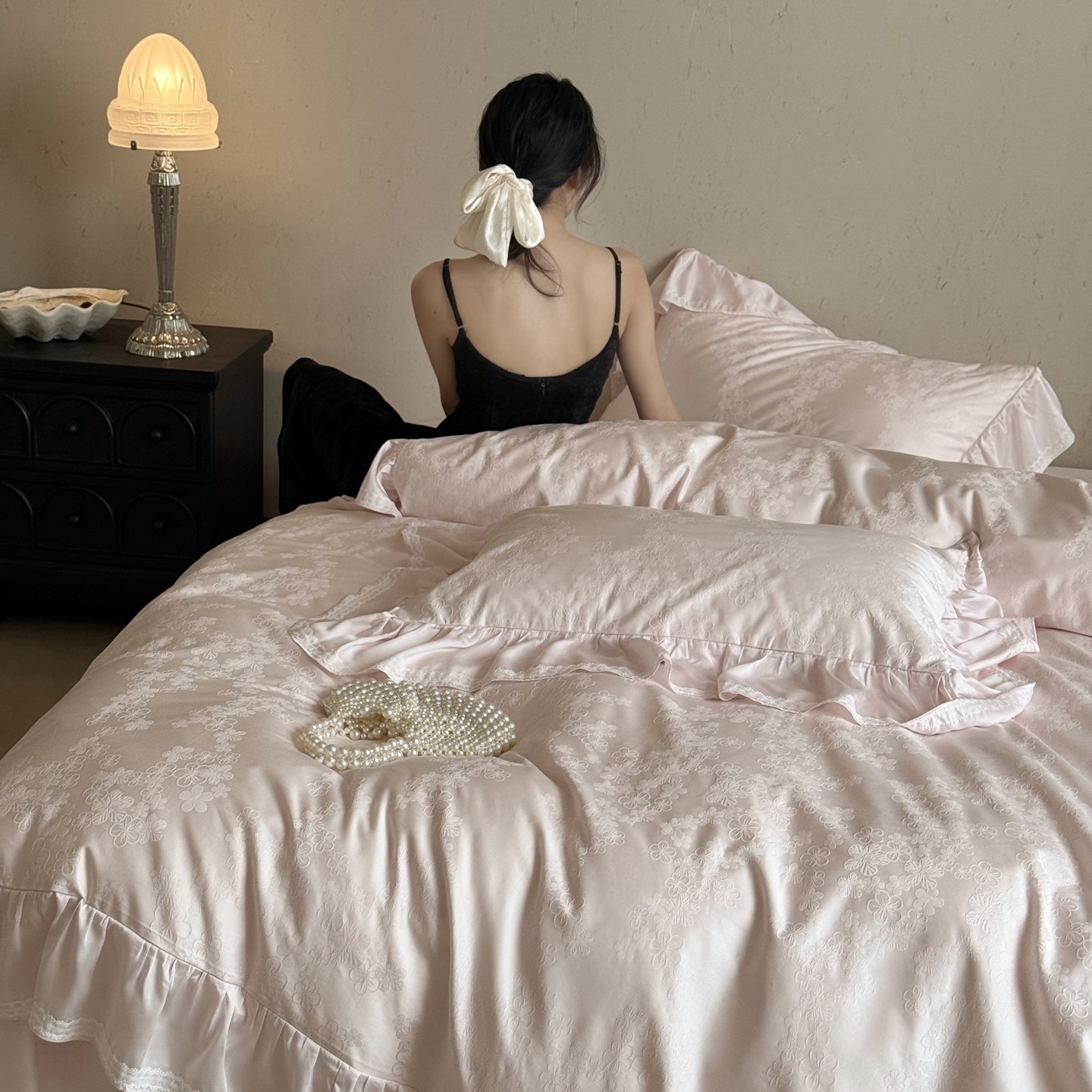 Cotton bedding set with jacquard weave and ruffles