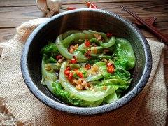 Cuối cùng dội ngay hỗn hợp sốt vừa đun vào tô xà lách, trộn đều lên là món salad xà lách giảm cân đã hoàn tất rồi nhé! Những lá xà lách vẫn giữ được màu tươi xanh hấp dẫn, quyện cùng sốt trộn salad cay thơm, mặn ngọt thật đậm đà và ngon miệng. Dùng salad xà lách giảm cân để ăn khai vị cho bữa cơm gia đình rất thích hợp nhé! Món salad xà lách giàu chất sơ và vitamin rất tốt cho sức khỏe đấy!