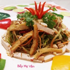 Cho hỗn hợp rau muống bào,bắp chuối bào, cà rốt bào sợi vào tô.Cho nước trộn gỏi vào.Thêm đậu hủ, chả chay vào cho nước trộn gỏi vào. Tiếp tục trộn đều nguyên liệu với nhau khoảng 10 phút sau khi gỏi thấm thì cho dưa leo vào trộn đều nêm nếm lại cho vừa ăn. Xếp gỏi ra dĩa cho đậu phộng giã nhỏ lên vài lát ớt,ít rau răm lên trên dĩa cho đẹp mắt. Món gỏi ăn kèm nước mắm chay chua ngọt rất ngon.