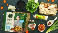 Chuẩn bị đầy đủ các nguyên liệu. Cắt bỏ gốc 200gr nấm kim châm, 200gr nấm sò; 100gr nấm đông cô và 100gr nấm đùi gà, 30gr hành boa rô, 50gr hành tây thái lát mỏng. 300gr đậu phụ Bibigo cắt khoanh tròn dày khoảng 2-3cm.