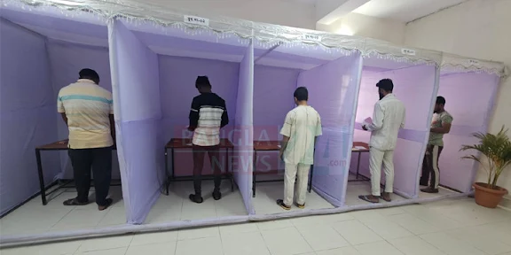 বুথে পোস্টাল ব্যালটে ভোট দিলেন কারাবন্দিরা