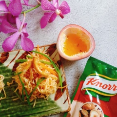 Tất cả xong rồi đó, cho mì ra dĩa bày trí cho đẹp nhé. Sau khi bày trí xong ta rắc tí mè rang sẵn và chan phần nước sốt còn lại lên nhé. Ôi nhìn thì đủ màu sắc xanh của rau muống, cam của cà rốt, vàng của tàu hủ và của sốt, ăn thì độ dai của mì, giòn giòn của rau muống, tàu hủ thì giòn rụm, đượm thêm chút chua chua ngọt ngọt của sốt chanh dây... lạ miệng nhưng ngon lắm à nghen.