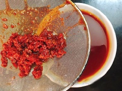Lọc dầu qua rây, để nguội rồi đựng dầu vào chai thủy tinh đậy kín nắp và bảo quản nơi thoáng mát. Dầu gấc có nhiều công dụng tốt như giúp sáng mắt, làm đẹp da... Tự làm dầu gấc tại nhà với màu sắc đỏ au đẹp mắt, không cần tốn tiền mua ngoài hàng lại hoàn toàn an tâm về sức khỏe và chất lượng vì do chính tay làm ra nhé!