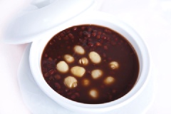 Chén chè thơm bùi, thích hợp cho bữa nhẹ buổi sáng hoặc cuối giờ chiều. Khi nêm đường bạn nên nếm để độ ngọt vừa phải man mát sẽ dễ ăn hơn và cũng tốt cho sức khỏe hơn.