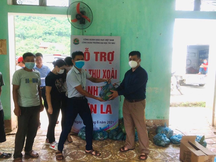 Công đoàn Trường Đại học Tây Bắc hỗ trợ nông dân xã Chiềng Ngần, thành phố Sơn La tiêu thụ nông sản trái cây