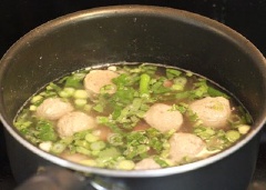 Tắt bếp, thêm rau mùi và hành lá vào nồi canh, múc canh ra chén làm món canh ăn với cơm.