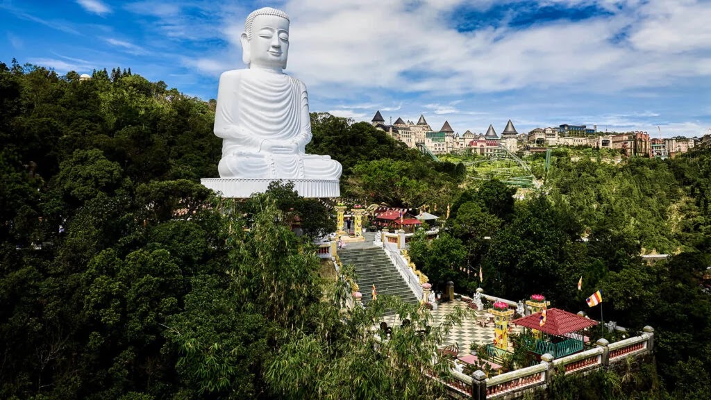 chua-linh-ung-net-thanh-tinh-giua-non-xanh-ba-na-hills-linh-ung-pagoda-serene-beauty-amidst-green-mountains-of-ba-na-hills-1024x576.webp