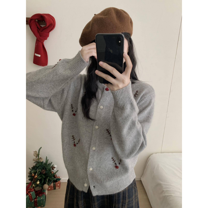 Weihnachtlicher Strickpullover mit Rentier-Stickerei