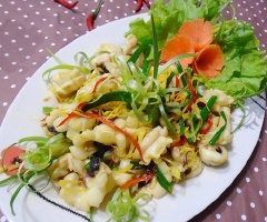 Rắc hành lá vào, đảo đều, tắt bếp. Cho món ăn ra đĩa, trang trí tùy thích và dùng với cơm trắng.