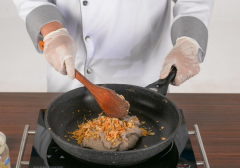 Cho khoai môn vào nồi hấp chín, sau đó xay nhuyễn. Bắc chảo nóng cho 10gr bơ vào, cho khoai môn vào xào nhanh tay, tiếp tục cho nước cốt dừa và 40gr đường cát vào xào trên lửa nhỏ, đến khi nước cốt dừa rút hết vào khoai, được hỗn hợp dẻo mịn thì tắt bếp.