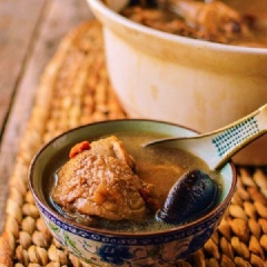 Trước khi ăn, bạn đừng quên rắc hành lá lên trên cùng để món ăn thêm hấp dẫn. Món canh gà hầm nấm nóng sốt thơm lừng rất đưa cơm trong những ngày trời chuyển lạnh như thế này đấy!