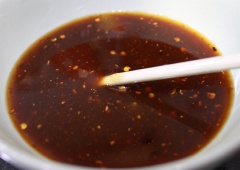 Khuấy tan hỗn hợp gia vị gồm: đường, nước mắm, xốt nêm, muối, ớt bột, dầu hào rồi cho cá vào ướp 15 phút cho thấm gia vị.