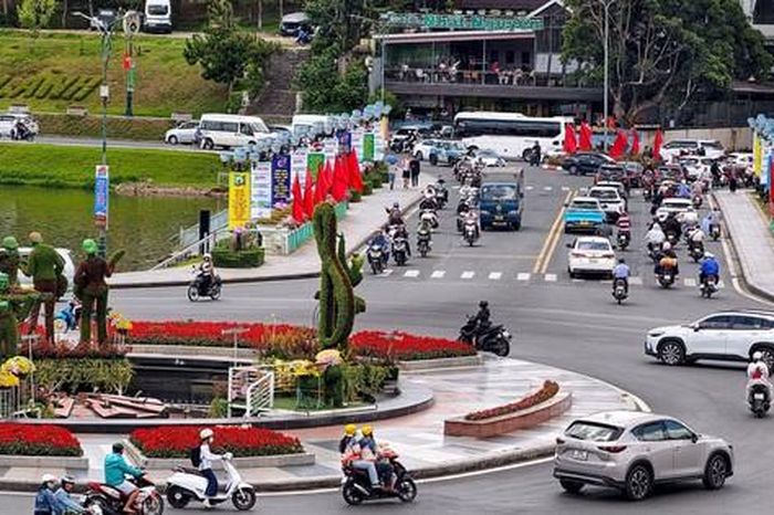 Kết thúc kỳ nghỉ lễ 30-4 và 1-5, du khách thong thả rời Đà Lạt - Báo Người Lao Động