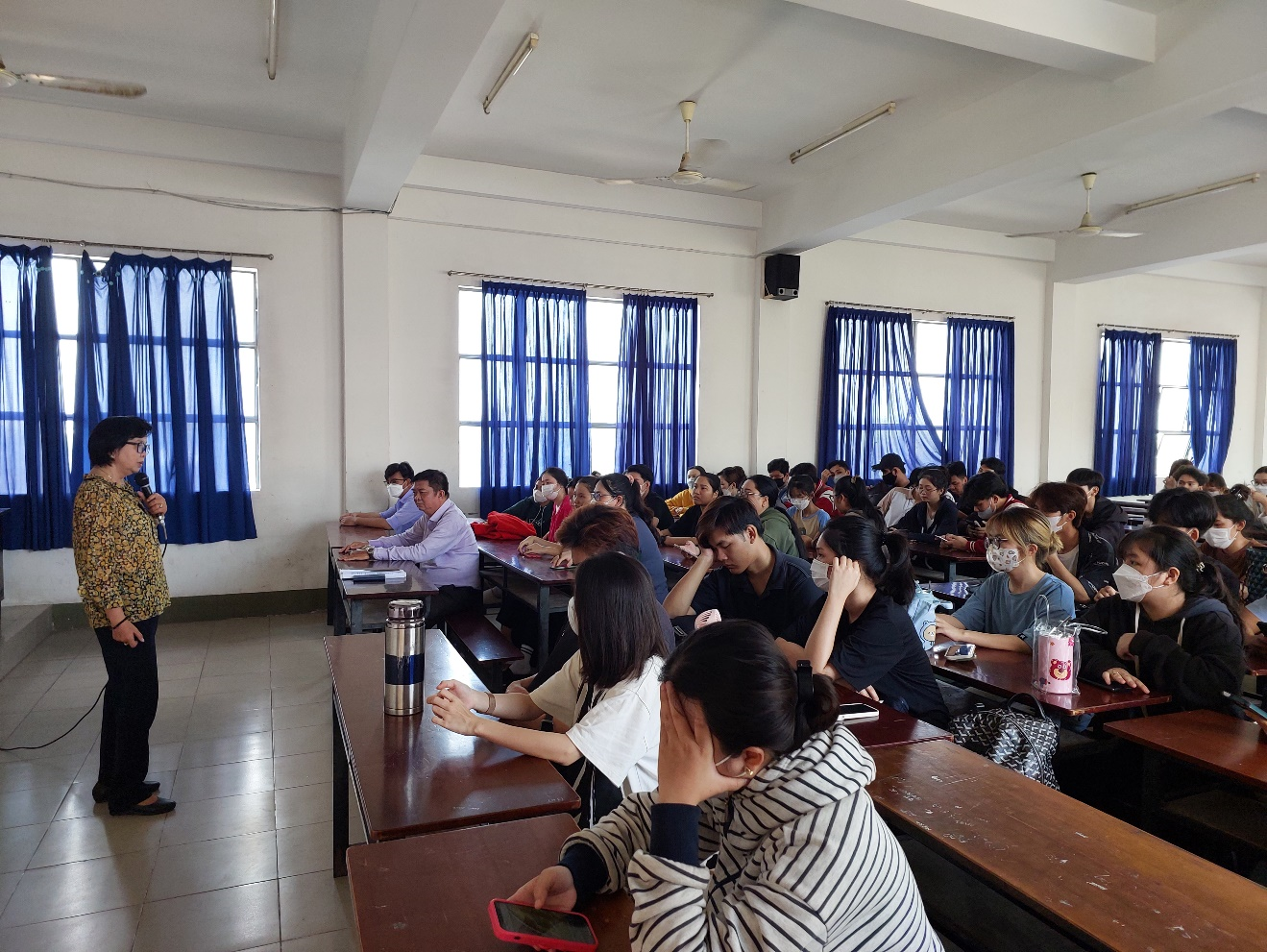 Cô ThS. Lâm Thị Hồng – Phó trưởng khoa Kinh tế và kinh doanh quốc tế gặp sinh viên