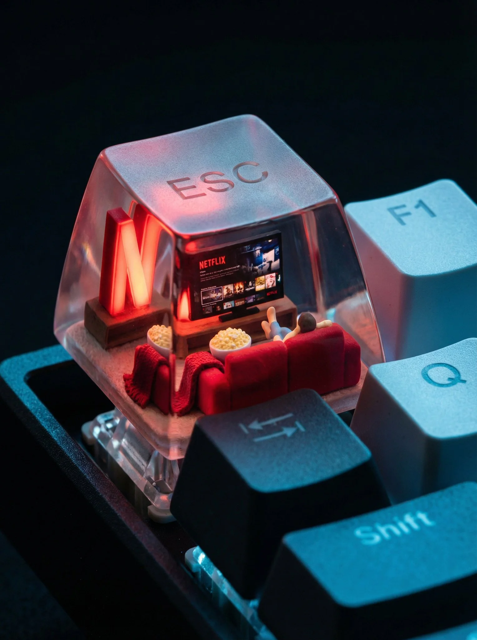 Escena fotorrealista de la tecla ESC en una sala de estar en miniatura.