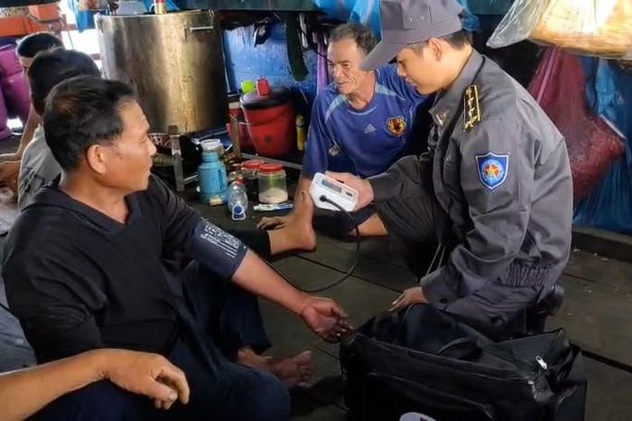 Tàu Kiểm ngư 475 cứu 36 ngư dân gặp nạn trên vùng biển Trường Sa - Báo Người Lao Động