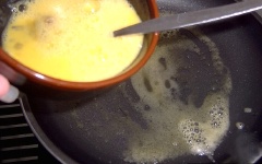 Đun chảy 1 muỗng canh bơ rồi cho chén trứng vào, dàn đều.