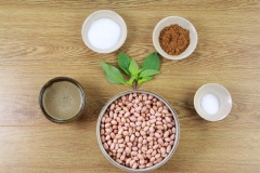 Cho nước đã đun sôi vào 1 tô lớn, sau đó cho lạc vào ngâm trong 2 phút thì vớt ra cho ráo nước.