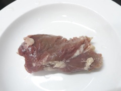 Thịt bò thái miếng theo thớ thịt, ướp với tỏi băm, nước tương, sốt teriyaki trong 15 phút. Sau đó chiên trên chảo nóng cho chín thì gắp ra dĩa. Ngâm nấm mèo nở mềm.