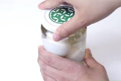 Làm nước muối: Chế 1.5 lít nước vào nồi đặt lên bếp đun sôi, cho 50g muối vào khuấy đều. Sau đó cho hoa hồi, hạt tiêu vào nấu sôi 1 phút thì tắt bếp, nhắc xuống, để nguội hoàn toàn rồi chế rươu trắng vào khuấy đều lên. Rượu có tác dụng làm tăng hương vị của lòng đỏ, hạn chế mùi tanh cũng như cho màu đẹp hơn đấy. Chế nước muối vào hũ cho ngập hết trứng, đặt một túi nước nén trứng để trứng không nổi lên. Đậy nắp và để 15 phút bên ngoài rồi để nơi thoáng mát 1 tháng.