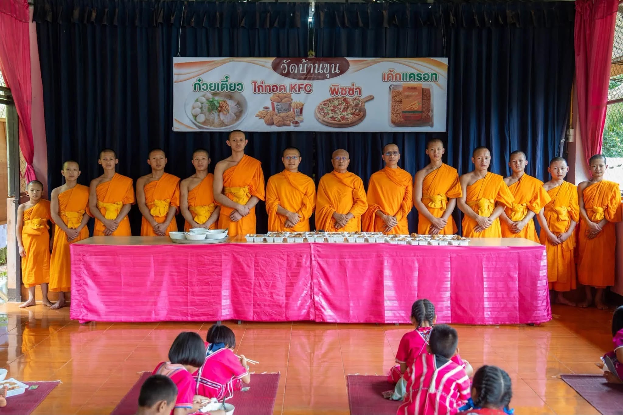 กลับมาจากที่ไปเปิดโรงทานที่นครปฐมตอนเกือบตี 3 รุ่งเช้าก็เดินทางกันไปต่อที่ ร.ร.บ้านกองแขก สาขาบ้านแม่หลุ เพราะพี่เณรได้แจ้งไปที่โรงเรียนแล้วว่าจะไปเลี้ยงก๋วยเตี๋ยวน้อง ๆ ที่โรงเรีย