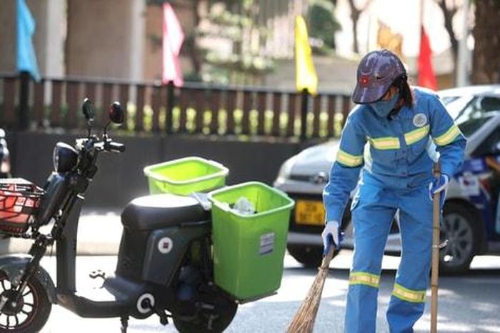 Cơ giới hóa thu gom rác, giải pháp xanh cho Hà Nội - Báo Hà Nội Mới