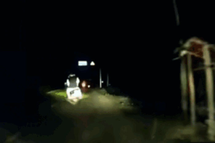 'Thích thể hiện' khi lái xe lúc trời tối, 2 thanh niên gặp cái kết 'chán không buồn nói' - Tạp chí SaoStar