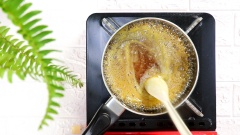 Làm nước mắm tắc trộn gỏi: bắc nồi lên bếp, cho vào lần lượt 80ml nước cốt tắc, 80ml nước mắm, 150gr đường trắng, rồi khuấy đều cho tất cả hòa quyện. Đun nước mắm trên bếp cho sôi lăn tăn khoảng 5 phút cho nước mắm kẹo lại thì nhắc xuống, cho ra bát để nguội. Cuồi cùng thêm vào bát nước mắm 10gr tỏi băm, 10gr ớt băm, 10gr rau húng quế cắt nhỏ, 5gr ớt bột rồi khuấy đều là xong phần nước mắm trộn gỏi.