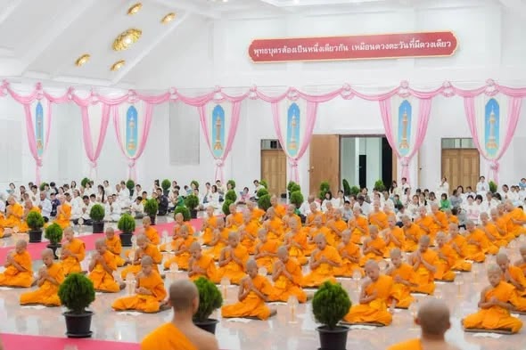 ภาพประกอบ คืนวันอาสาฬหบูชา แจ้งชาวบ้านขึ้นมาเวียนเทียนรอบเจดีย์….ปรากฏว่าฝนชุ่มฉ่ำ เดินเวียนเทียนรอบเจดีย์ไม่ได้ ก็เลยสวดธัมจักฯ นั่งสมาธิ และเวียนเทียนกันที่ธรรมสภา ก็สะดวกดี ปรับกันไปตามสถ