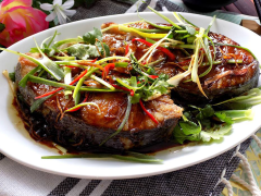 Cá thu chiên cho ra dĩa, hành lá, ớt và gừng để lên mặt. Chan hết nước sốt nước tương vào là hoàn tất.
