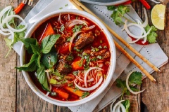 Thêm cà rốt cắt miếng, muối, nước tương và sa tế, nấu thêm 40 phút nữa là được. Khi ăn, trụng sợi hủ tiếu qua nước sôi để giữ nóng sau đó cho ra tô cùng với hỗn hợp bò kho, dùng kèm rau thơm và chanh tươi. Bò kho từ lâu đã là món ăn truyền thống của Việt Nam được nhà nhà, người người ưa thích! Chuẩn bị một nồi bò kho ngon đúng điệu cho cả nhà cùng thưởng thức vào bữa sáng hẳn là điều mà bà nội trợ nào cũng muốn làm. Với công thức này, bạn sẽ có được một tô hủ tiếu bò kho chuẩn ngon, hấp dẫn hệt như ngoài hàng, còn chờ gì mà không xắn tay vào bếp làm ngay món ăn hấp dẫn này?