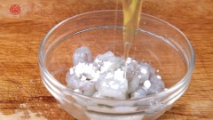 Bóc sạch vỏ tôm, bỏ chỉ đen ở lưng tôm, rửa sạch. Thêm 1/4 muỗng cà phê muối và ướp tôm trong 10 phút. Sau đó thêm lượng 1 muỗng cà phê bột bắp, nửa lòng trắng trứng và rượu vào trộn đều.