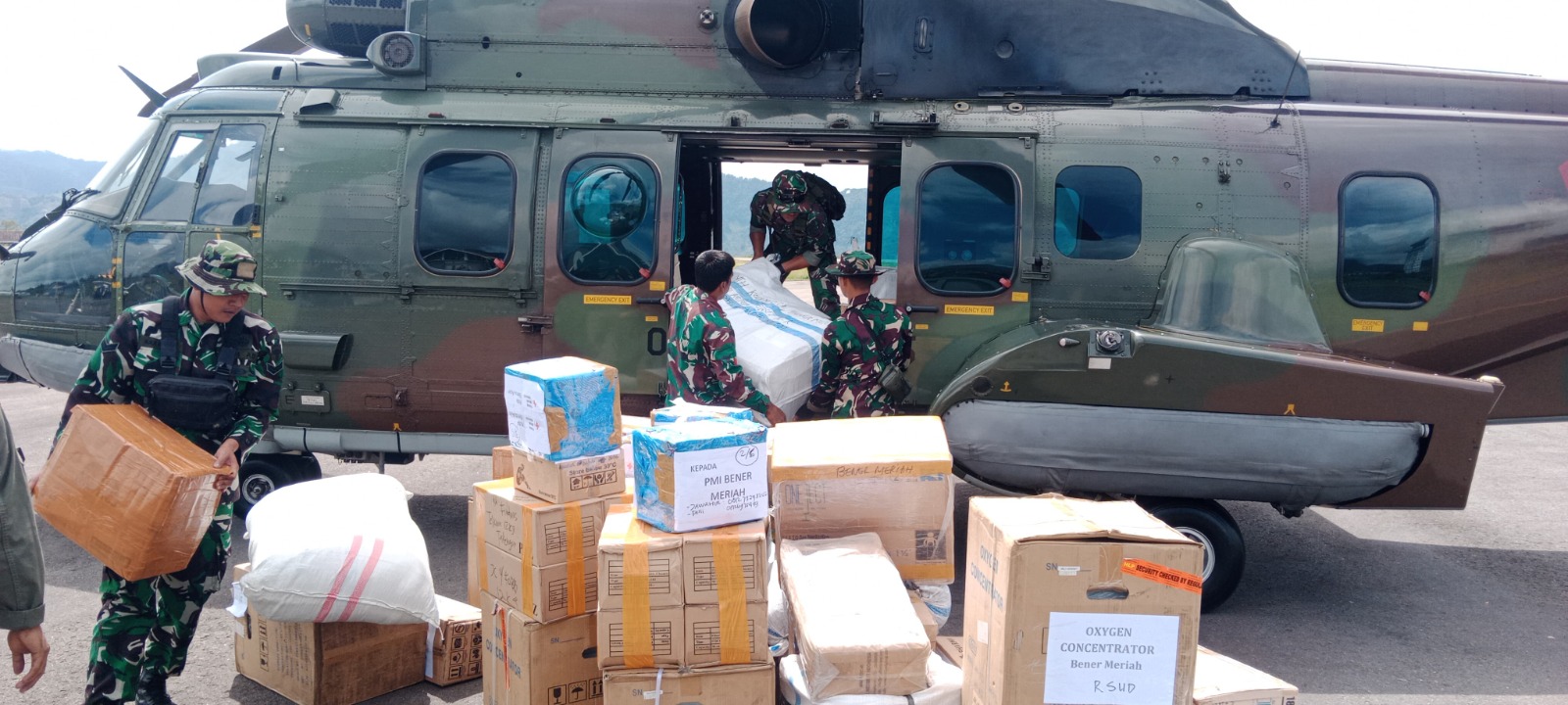 Helikopter Caracal TNI AU Distribusikan 3.400 Kg Logistik ke Lima Desa Terdampak Bencana di Aceh