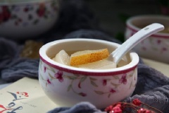 Chè trái lê củ cải trắng và hạnh nhân nóng hổi với củ cải và lê chín mềm ngọt, hạnh nhân bùi thơm. Đây là món ăn bài thuốc có ích cho cơ thể, giúp tăng đề kháng, phòng tránh các bệnh cảm cúm do tiết trời trở lạnh.