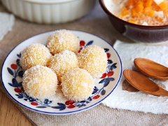 Bánh khoai lang lăn dừa nạo đã hoàn thành. Giờ thì mời cả nhà thưởng thức xem mùi vị ra sao nhé!