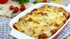Nui bò bằm phô mai đút lò ăn ngon nhất phải còn nóng vì khi món ăn không còn nóng phô mai sẽ không chảy mềm được và sẽ khô cứng lại rất khó ăn. Thường thì món ăn liên quan đến phô mai kéo sợi nên đặt vào trong chảo gan để giữ nóng lâu hơn. Phô mai béo ngậy là món hấp dẫn nhất đối với dân cuồng phô mai chảy. Sốt thịt bò bằm chuẩn Âu khá ngon. Vị chua ngọt của sốt cà chua giúp cho món ăn đỡ ngấy và dễ ăn hơn rất nhiều.
