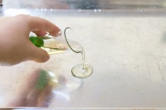 Khoai tây rửa thật sạch, để nguyên vỏ rồi cho vào nồi luộc chín. Vớt khoai tây ra để ráo. Chuẩn bị 1 cái khay lớn, cho 1/2 lượng dầu ăn (dầu olive, dầu bơ, dầu mè, dầu đậu phộng... đều được) vào láng đều.