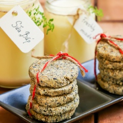 Đặt lên khay nướng có lót giấy nướng bánh. Bật lò ở 180 độ C, nướng bánh 15-20 phút, hoặc đến khi bánh chuyển màu hơi nâu là được. Lấy bánh ra, phơi cho bánh nguội rồi cho vào lọ kín để dùng dần.
