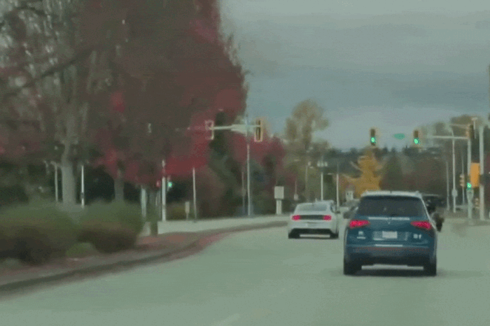 Clip: SUV va chạm khiến xe thể thao lật nghiêng, văng qua dải phân cách - Báo Tiền Phong