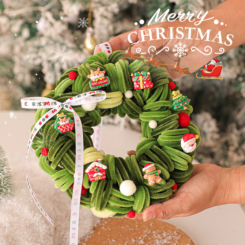 Weihnachtlicher Türkranz und Baumschmuck mit Glocken