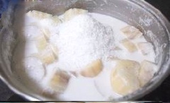 Tắt bếp rồi trộn dừa nạo vào. Múc ra chén và thưởng thức cùng gia đình thôi.