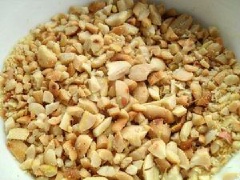 Ngâm miến trong nước cho nở rồi trần chín bằng nước sôi. Sau đó, xả lại với nước lạnh cho sợi miến tơi và giòn. Đậu phộng rag chín, bỏ vỏ, giã nát.