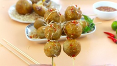 Trứng cút lộn chiên xong bày ra đĩa, có thể xiên vào que xiên tuỳ ý thích, ăn cùng rau răm và nước sốt chua ngọt. Trứng vừa chiên xong nóng hổi, lớp vỏ khoai môn vàng ươm, giòn rụm. Khoai môn bùi bùi béo béo ăn với trứng lộn rất hợp, lại ăn cùng nước sốt chua ngọt giúp cân bằng hương vị vô cùng. Cách làm cũng không quá khó đúng không nào, bạn hãy thử trổ tài nấu ăn cùng Cooky với món ăn vặt lạ miệng này nhé!