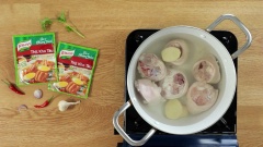 Để món chân giò kho được ngon thì công đoạn sơ chế chân giò trước khi nấu cũng khá quan trọng. Chân giò mua về cạo sạch lông, rửa sạch, sau đó đem chần sơ qua với nước sôi cùng vài lát gừng khoảng 5 phút cho khử hết mùi tanh và chất bẩn, sau đó đem rửa sạch lại với nước lần nữa.